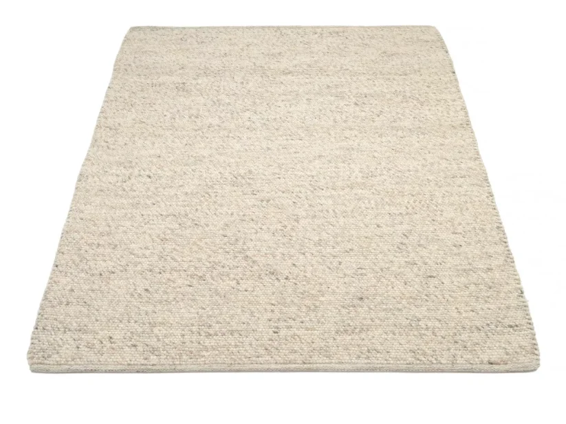 Guľôčkový koberec je jemne strakatý prirodzenými odtieňmi vlny.