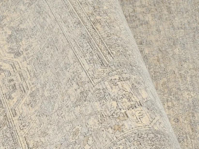 Jemný béžovo šedý koberec s orientálnym motívom - XS