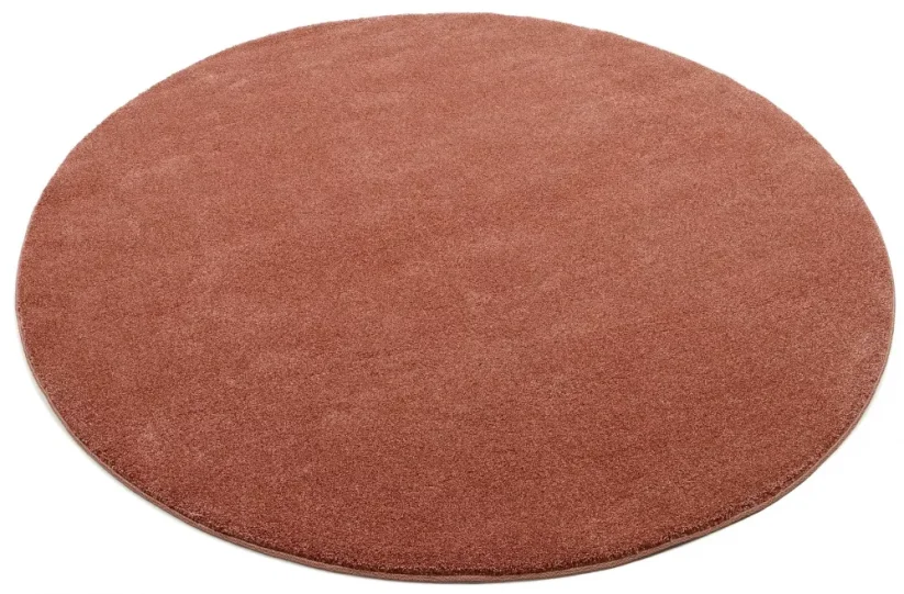 Dvojmetrový kruhový koberec v staro ružovej farbe.
