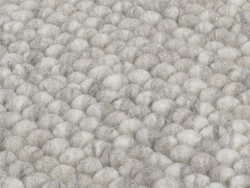 Strieborný vlnený guľôčkový koberec do spálne - L