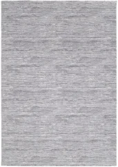 Strakatý šedý koberec s jemným zrnom.