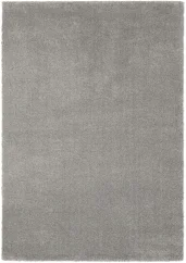 Veľký jednofarebný tmavo šedý koberec s vyšším, hustým a príjemným vlasom.