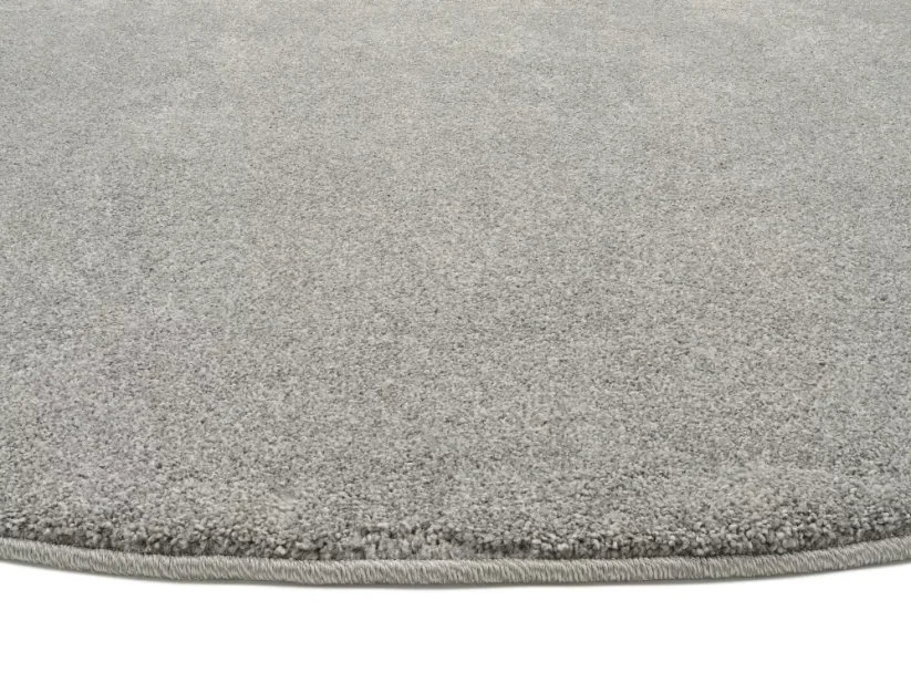 Kruhový koberec je decentne obšitý vo farbe koberca.
