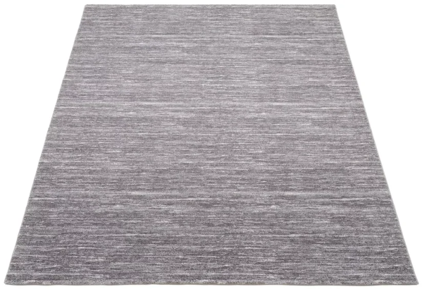 Strakatý tmavo šedý koberec s príjemným vlasom.