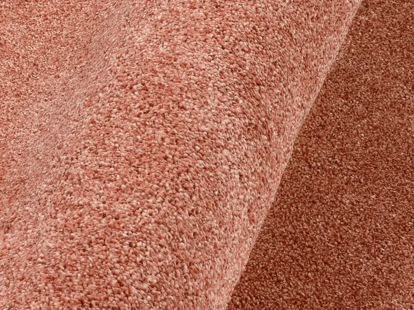 Vlas staro ružového koberca sa jemne ligoce vďaka čomu je koberec z jednej strany on niečo svetlejší ako z druhej. Stačí otočiť a uvidíš krajšiu farbu koberca.