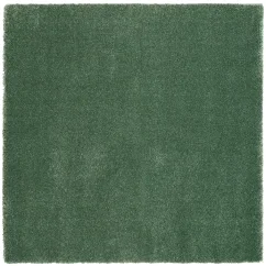 Zelený koberec štvorcového tvaru s plným a hustým vlasom.