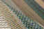 Exteriérový koberec je utkaný z farebných vlákien, ktoré vytvárajú pekný detail.