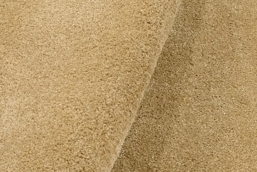 Vlas koberca mení farebnosť podľa toho ako je koberec v priestore otočený. Z jednej strany je o niečo svetlejší ako z druhej.