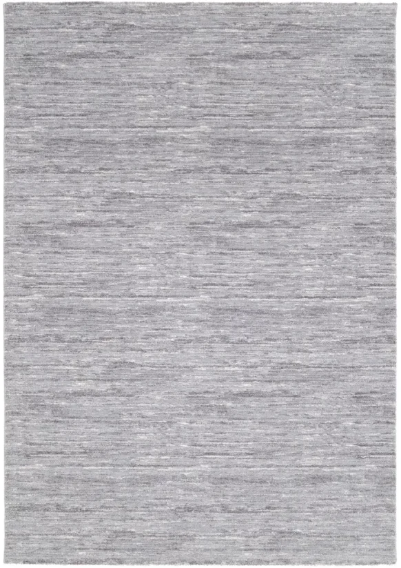 Strakatý šedý koberec s jemným zrnom.