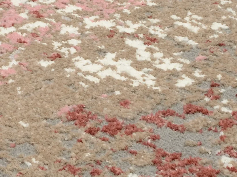 Koberec má strihaný vlas v rozličných výškach, vďaka tomu koberec vyzerá efektne a prémiovo.