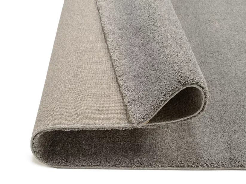 Behúň je tkaný klasickou metódou čo zaručuje že koberec nestratí vlas ani po rokoch námahy.