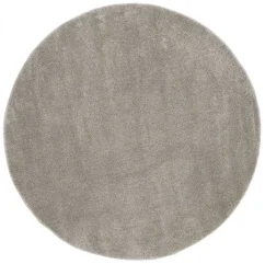 Jednofarebný svetlo hnedý kruhový koberec s priemerom 200 cm.