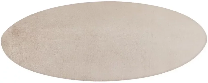 Jemný plyšový béžový koberec okrúhleho tvaru.