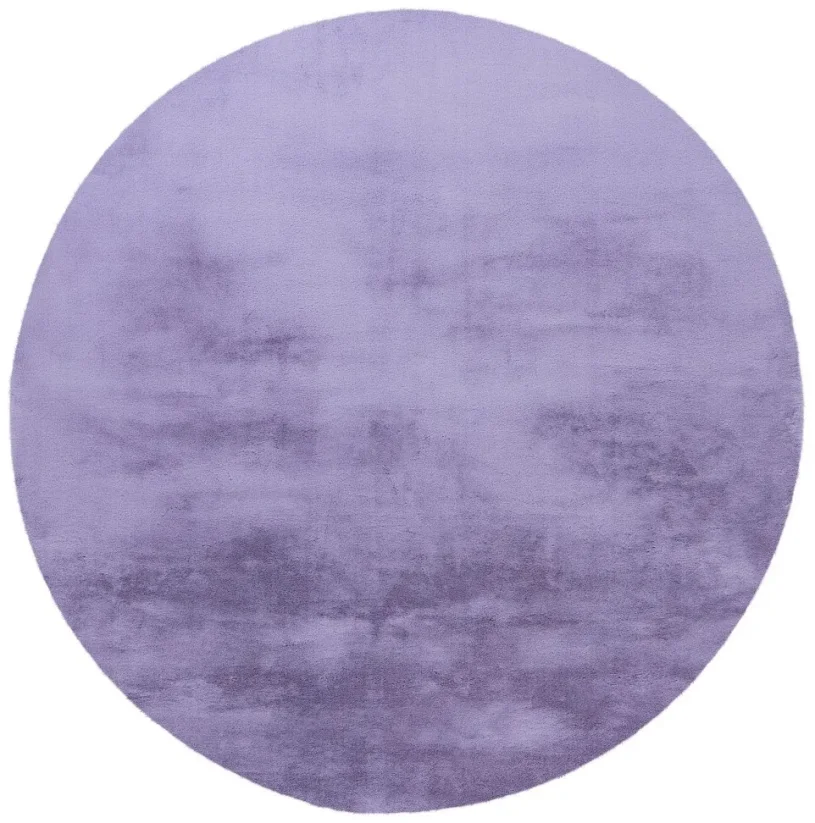 Krásne fialový koberec s priemerom 160 cm, vlas je jemný z plyšového materiálu.