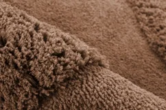 Dizajnový béžový koberec Kvapka - objatie - M