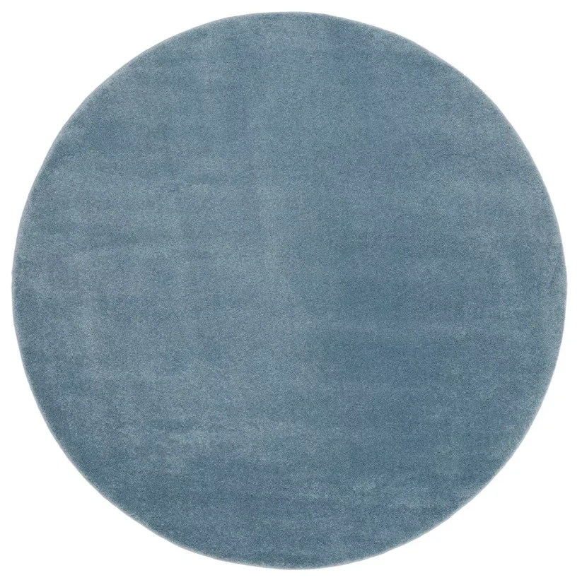 Jednofarebný modrý kruhový koberec s priemerom 200 cm.