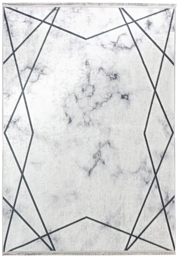 Fľakatý strieborný koberec s výrazným geometrickým motívom.