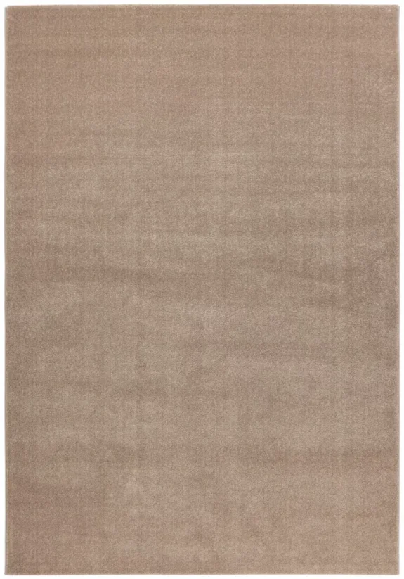 Jednofarebný béžový koberec v rozmere 160 x 230 cm. Ideálna veľkosť k rohovej pohovke.